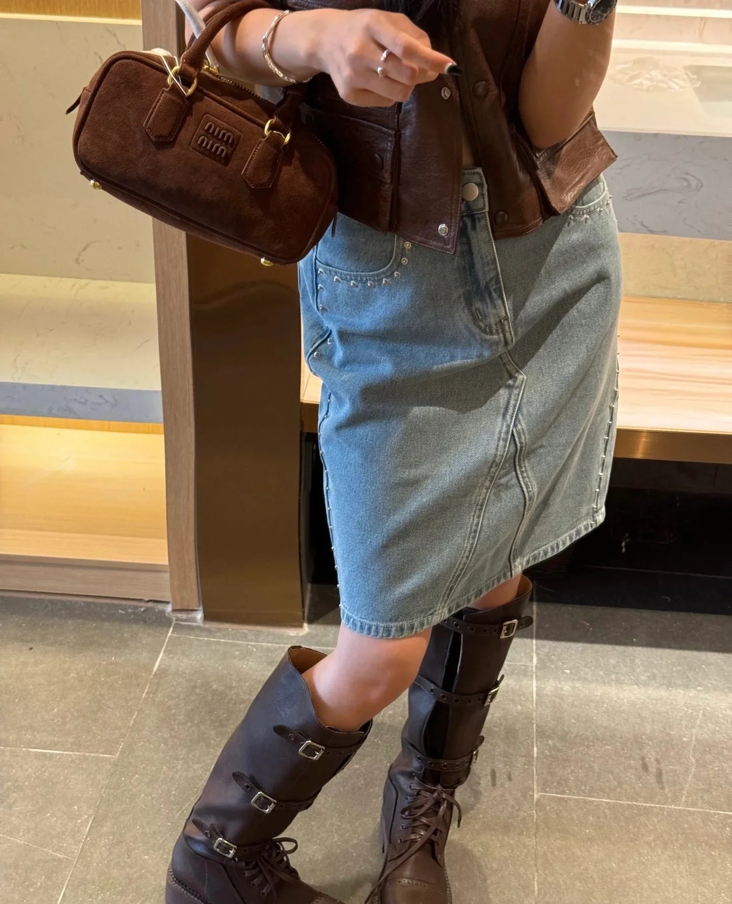 Сумка-боулинг Miu Miu из замши, маленькая, коричневая, излучает роскошь при ношении.