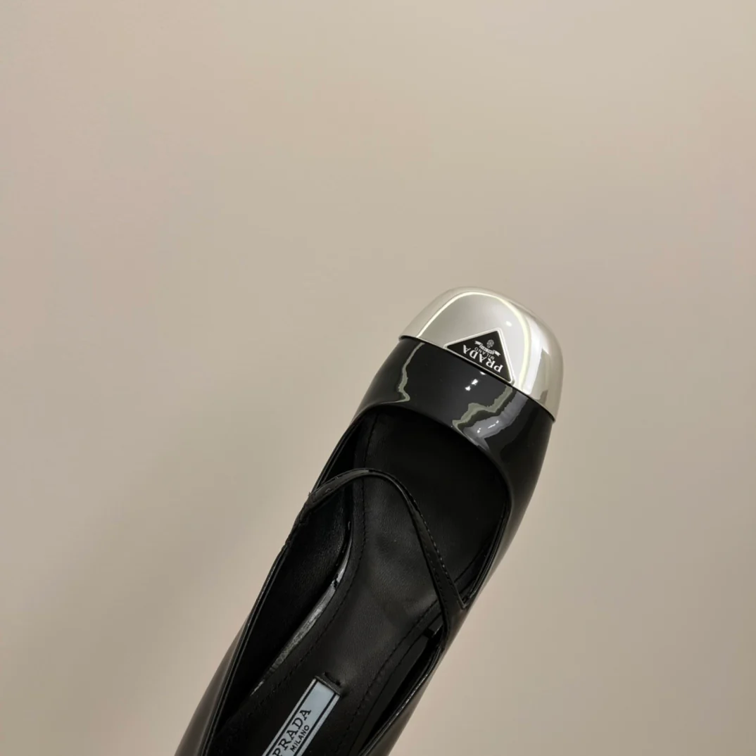 Новинка сезона осень/зима 2022 от Prada - туфли на массивном каблуке с металлическим закругленным носком.