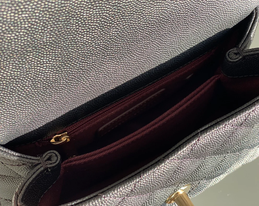 Мини-сумка Chanel Coco Handle — черная кожа с золотистой пряжкой.