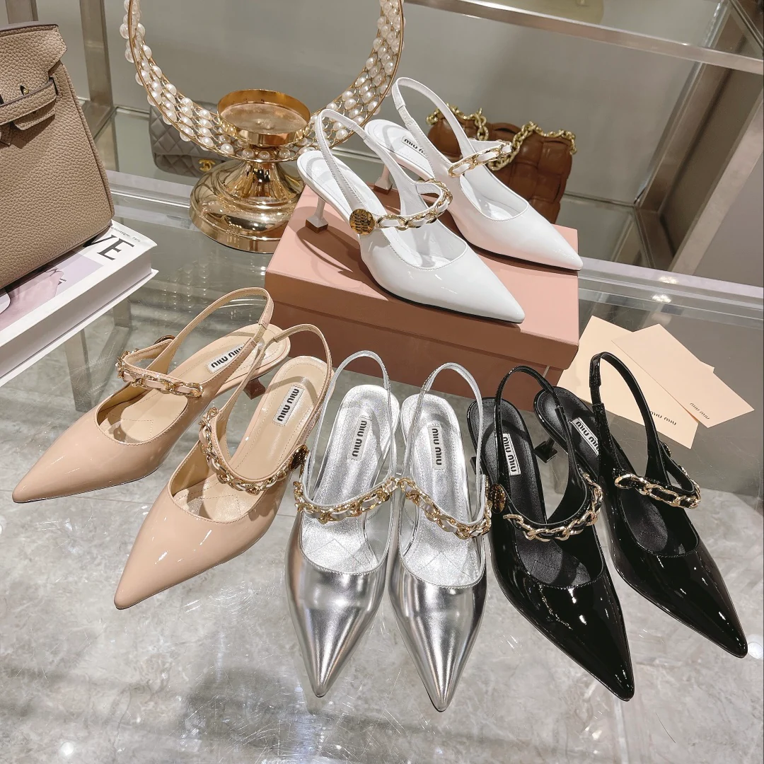 Новые поступления коллекции Miu Miu осень/зима 2022 — туфли на каблуке с острым носком и разрезом — изображение коллекции.