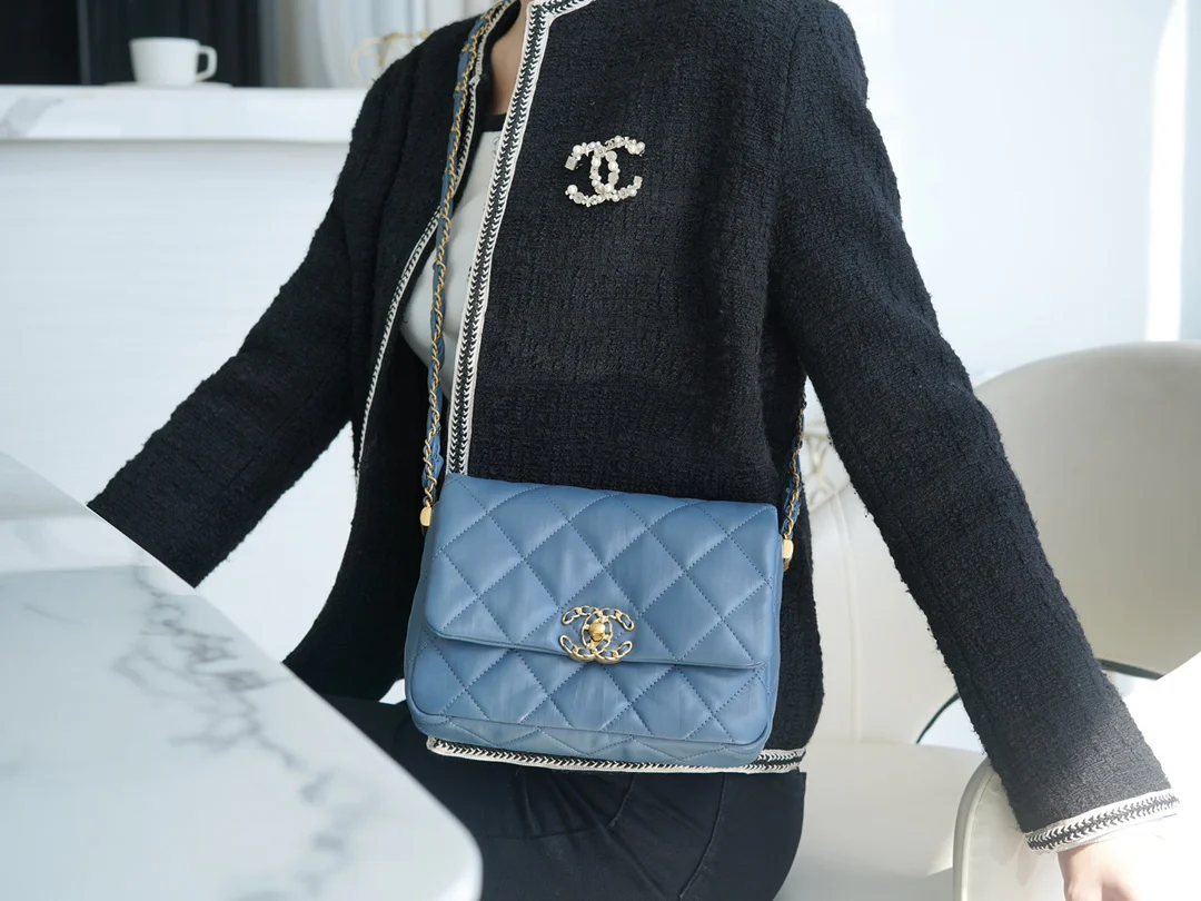 Коллекция Chanel осень/зима 2019 — сумка с широким плечевым ремнем и клапаном, мятая кожа нежно-голубого цвета.