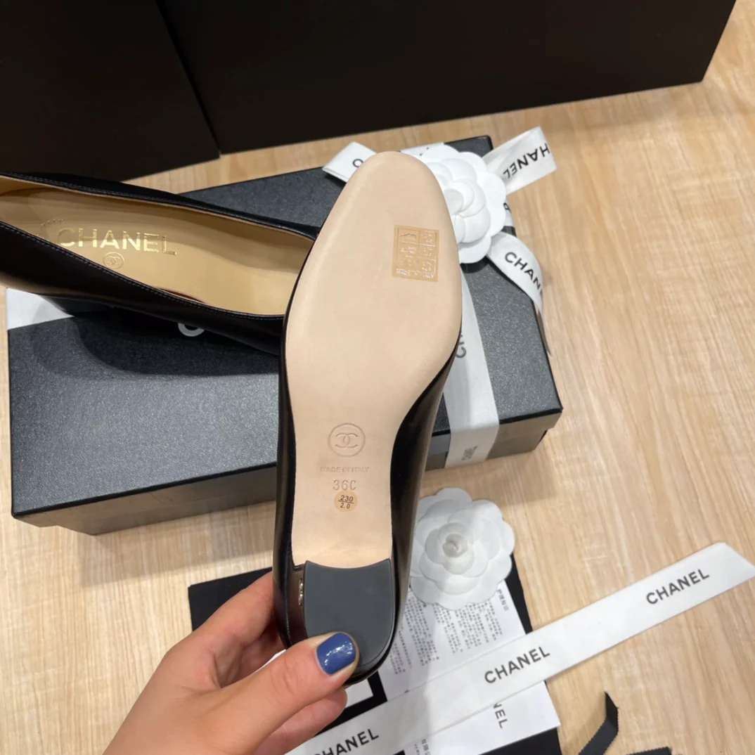 Chanel - Черные туфли на массивном каблуке с закрытым носком