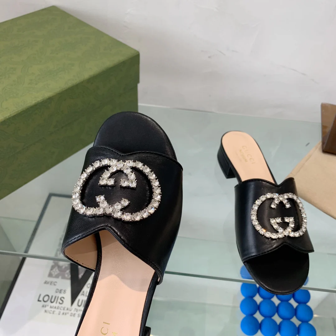 Новинка сезона весна/лето 2022 от Gucci - тапочки с двойной буквой G - 2 шт.