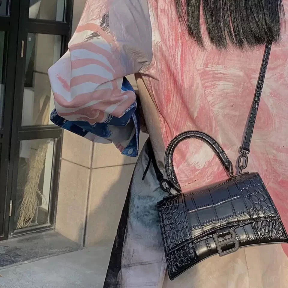 Сумка Balenciaga Hourglass - черная с пряжкой из крокодиловой кожи