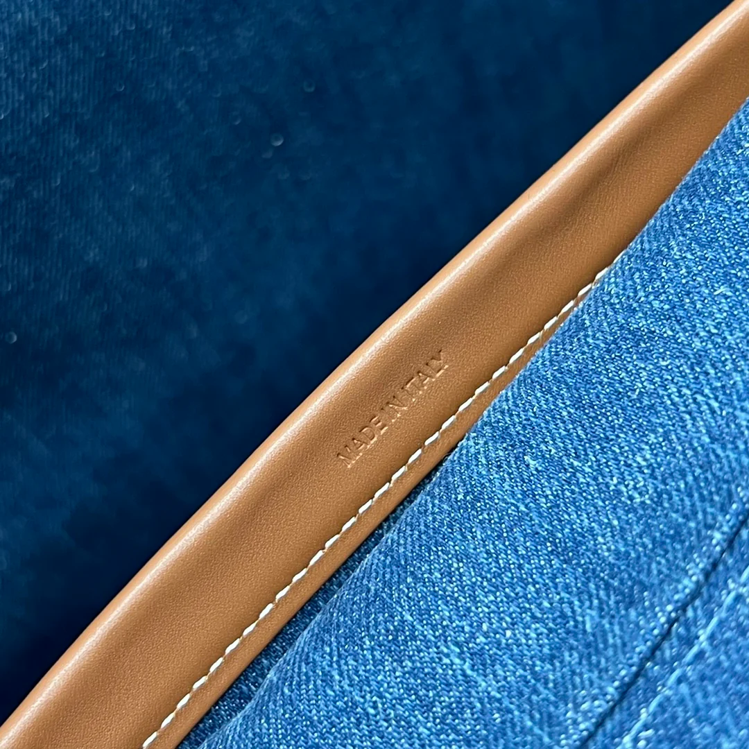 Новая холщовая сумка-шоппер Cabas Thais от Celine.