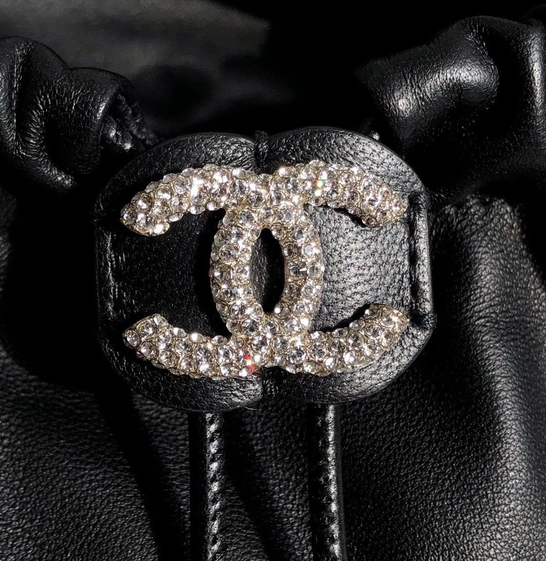 Сумка-ведро Chanel с жемчужным декором на завязках