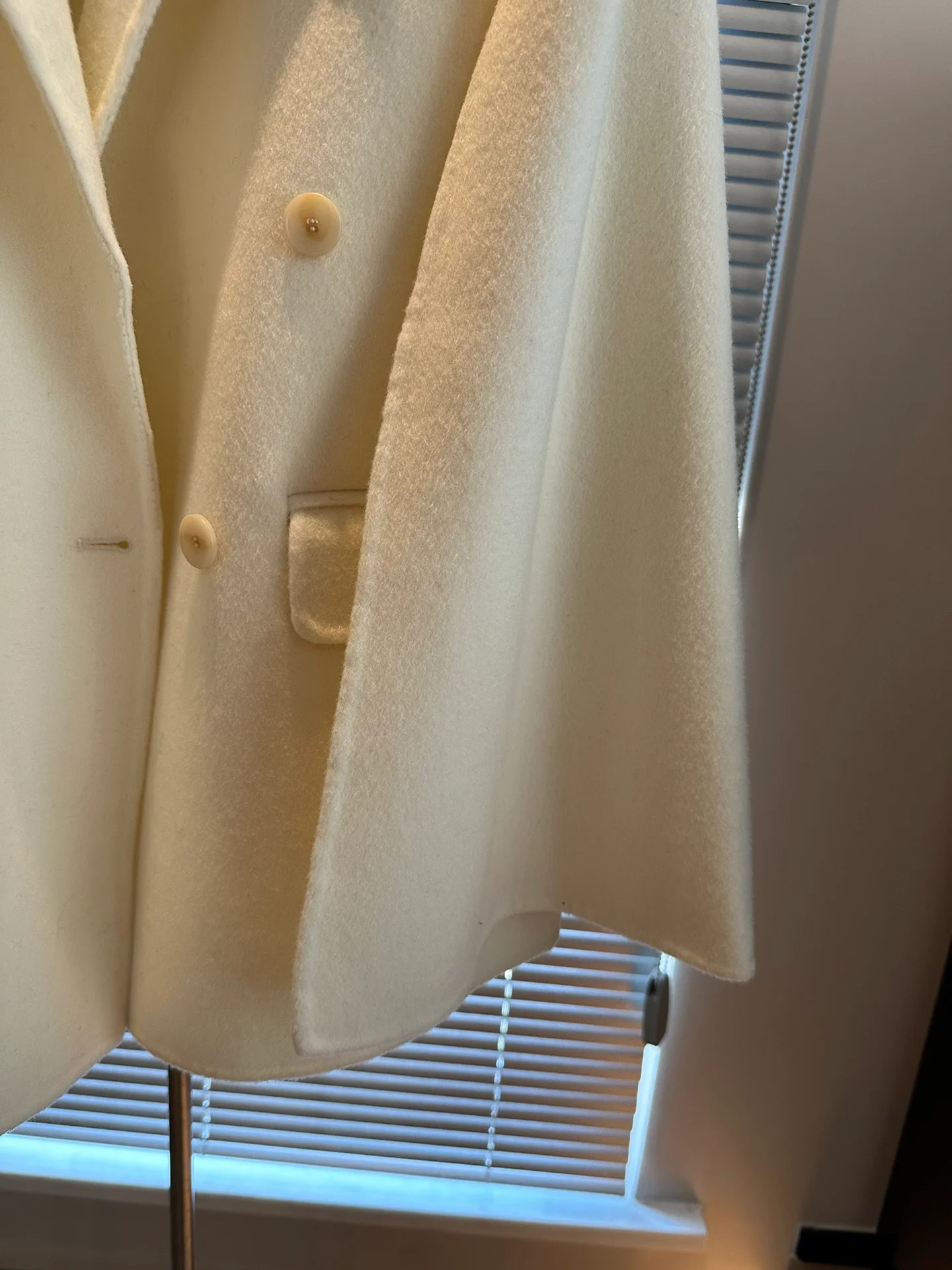 Chanel 2403 - Элегантный шерстяной костюм с высококачественной накидкой - Белый