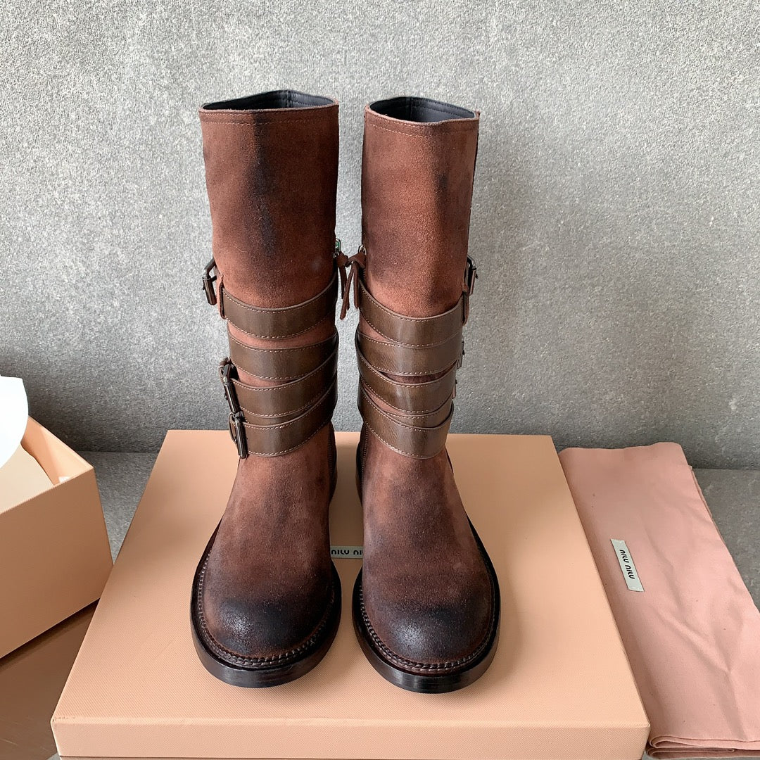 Новые мотоциклетные ботинки Miu Miu в панк-стиле, коллекция 2023 года — кофейного цвета.