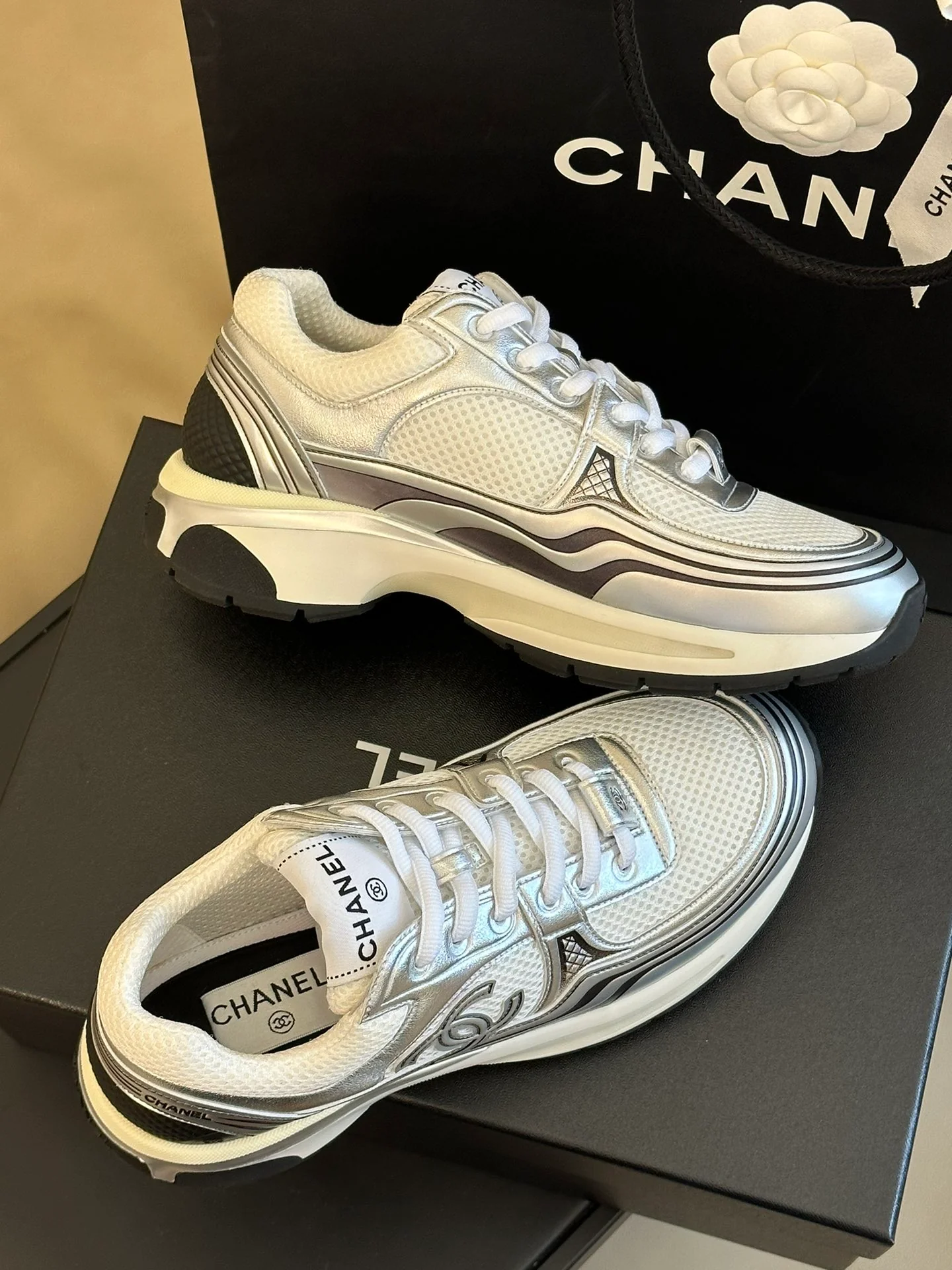 Новинка сезона осень/зима 2023 от Chanel - Кроссовки - Улучшенная версия - Серебристые