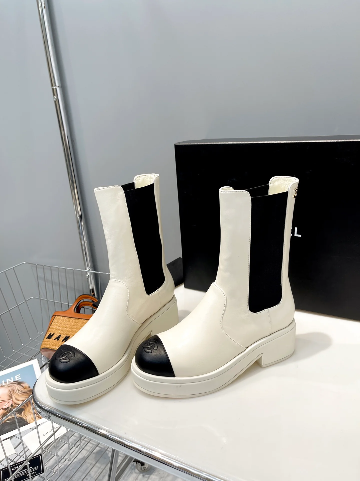 Коллекция Chanel осень/зима 2022: сапоги до середины икры премиум-класса, белые.