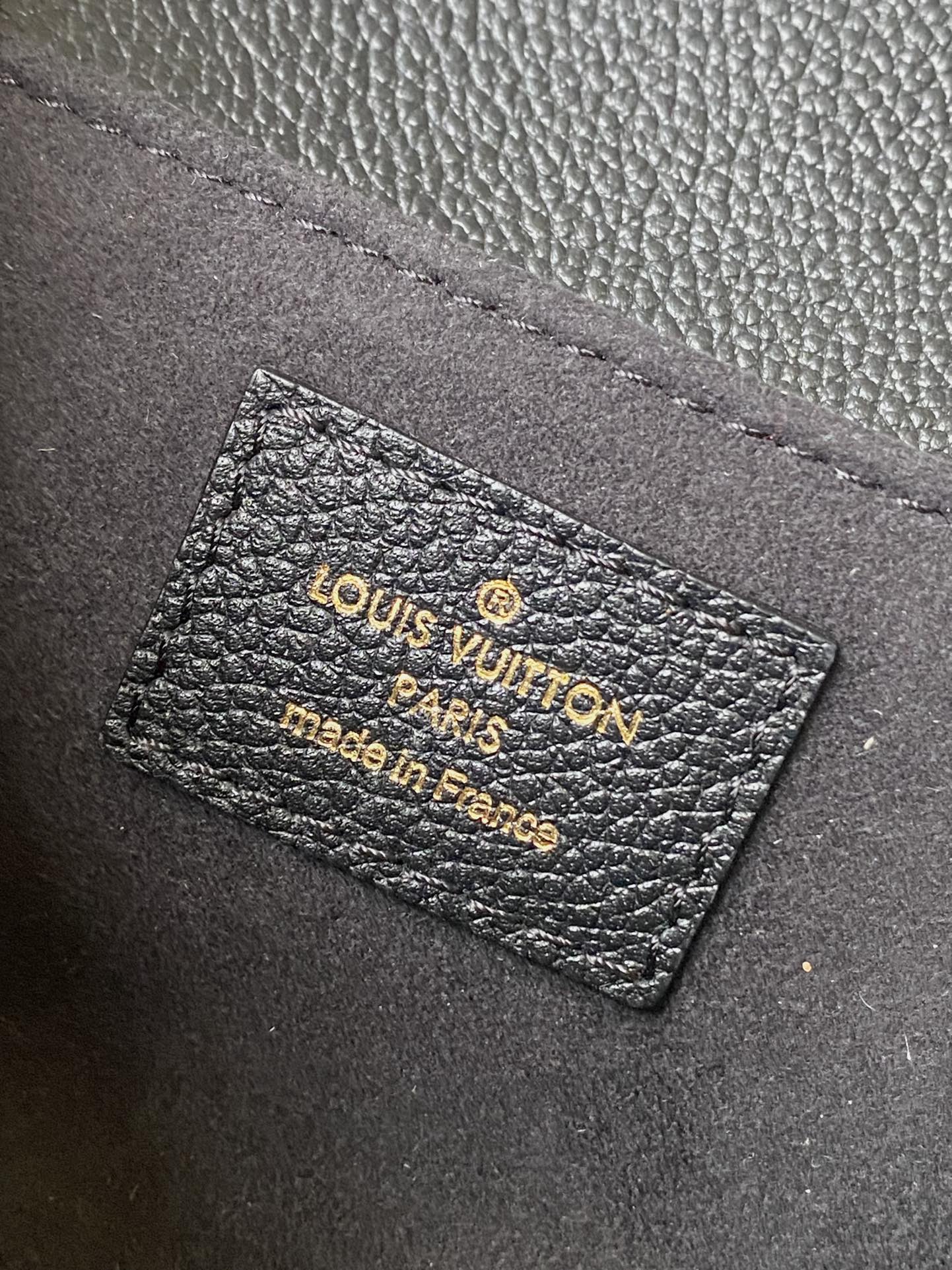 m46595-LV-pochette-metis-east-west-black