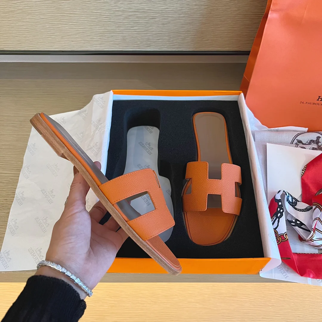 Классические тапочки Hermes с буквой H — оранжевый с пальмовым принтом