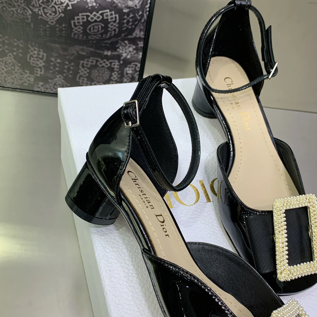 Новинка сезона весна/лето 2022 — сандалии на массивном каблуке.