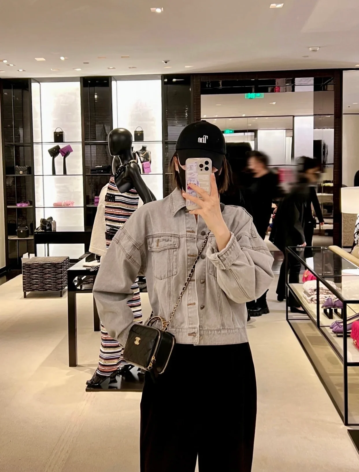 Chanel - Новая сумка-фотоаппарат с ручкой в ??виде буквы - Сумка-коробочка - Фотографии в действии