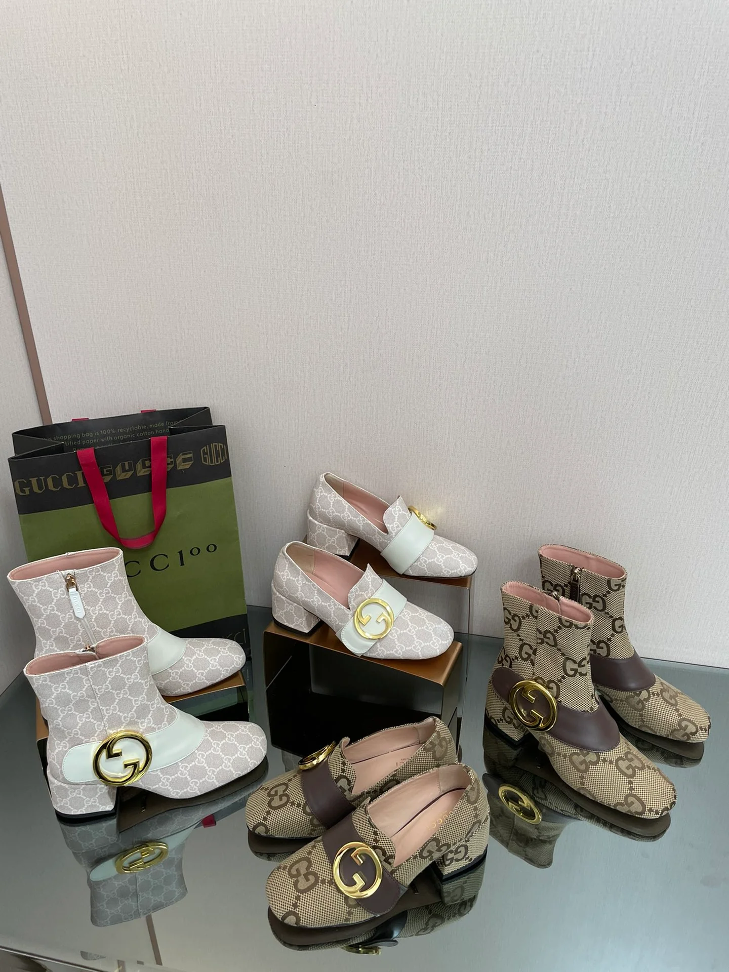 Gucci - Закрытые туфли - Ботильоны - Монограммный узор - Изображение из коллекции