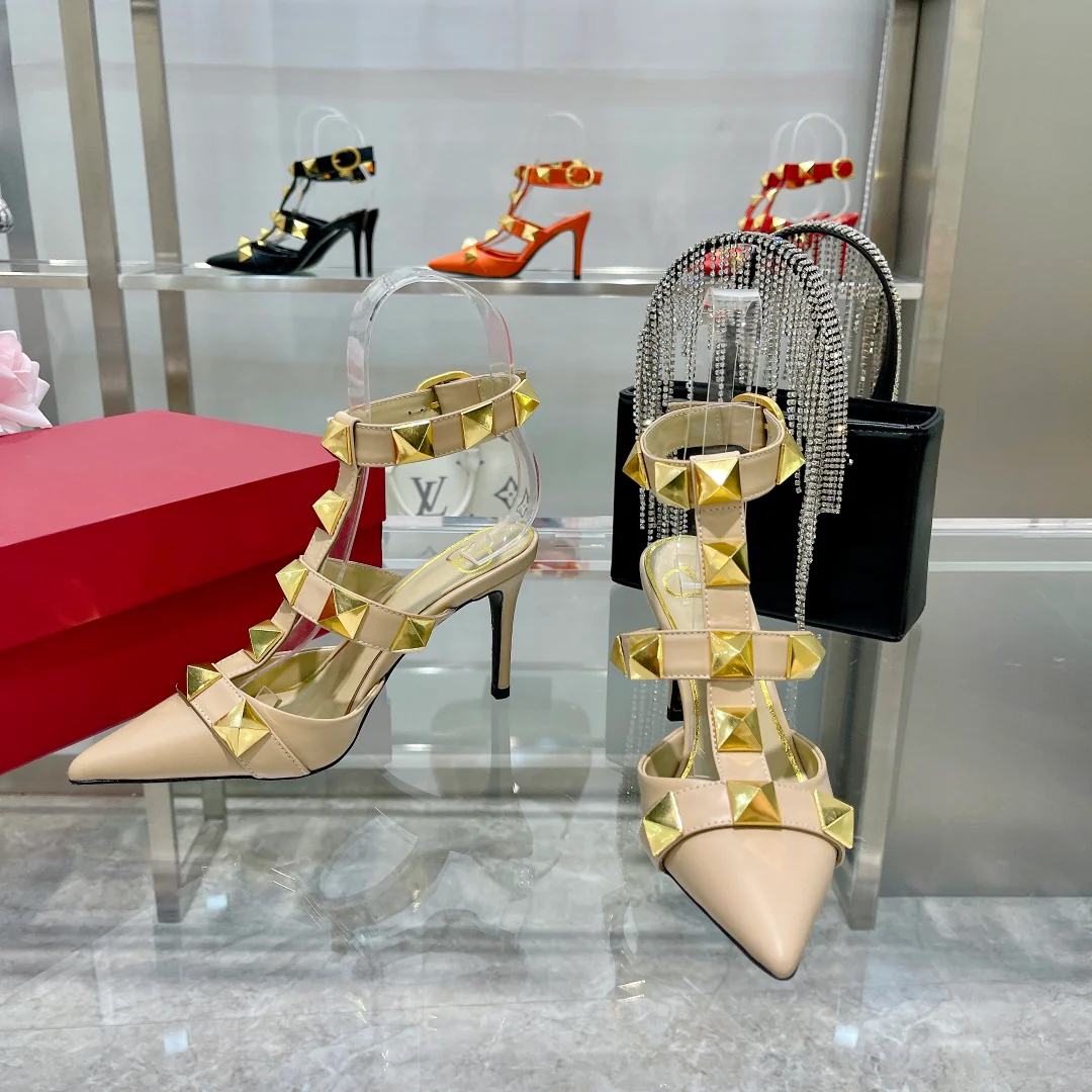 Туфли на высоком каблуке с острым носком от Valentino