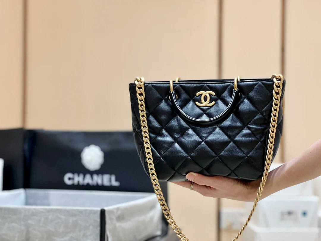 Сумка-тоут Chanel 23B из овечьей кожи, черная.