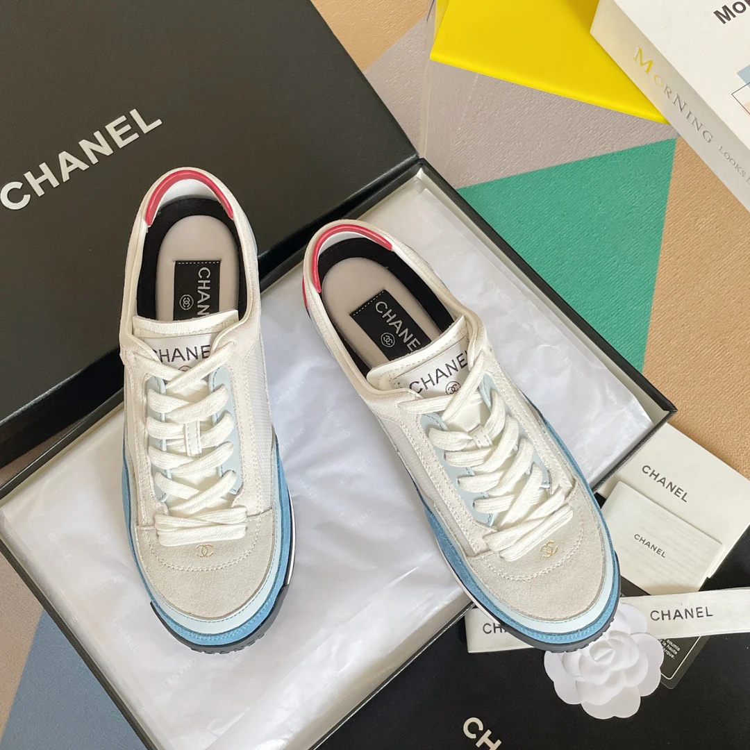 Новинка 2023 года от Chanel - Повседневные кроссовки в стиле колор-блок - Бело-синие