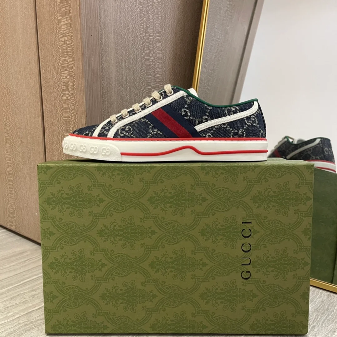 Джинсовые кроссовки Gucci с монограммой