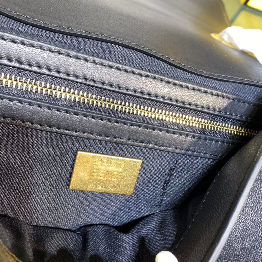 Сумка-багет Fendi Baguette средней длины из черной кожи.