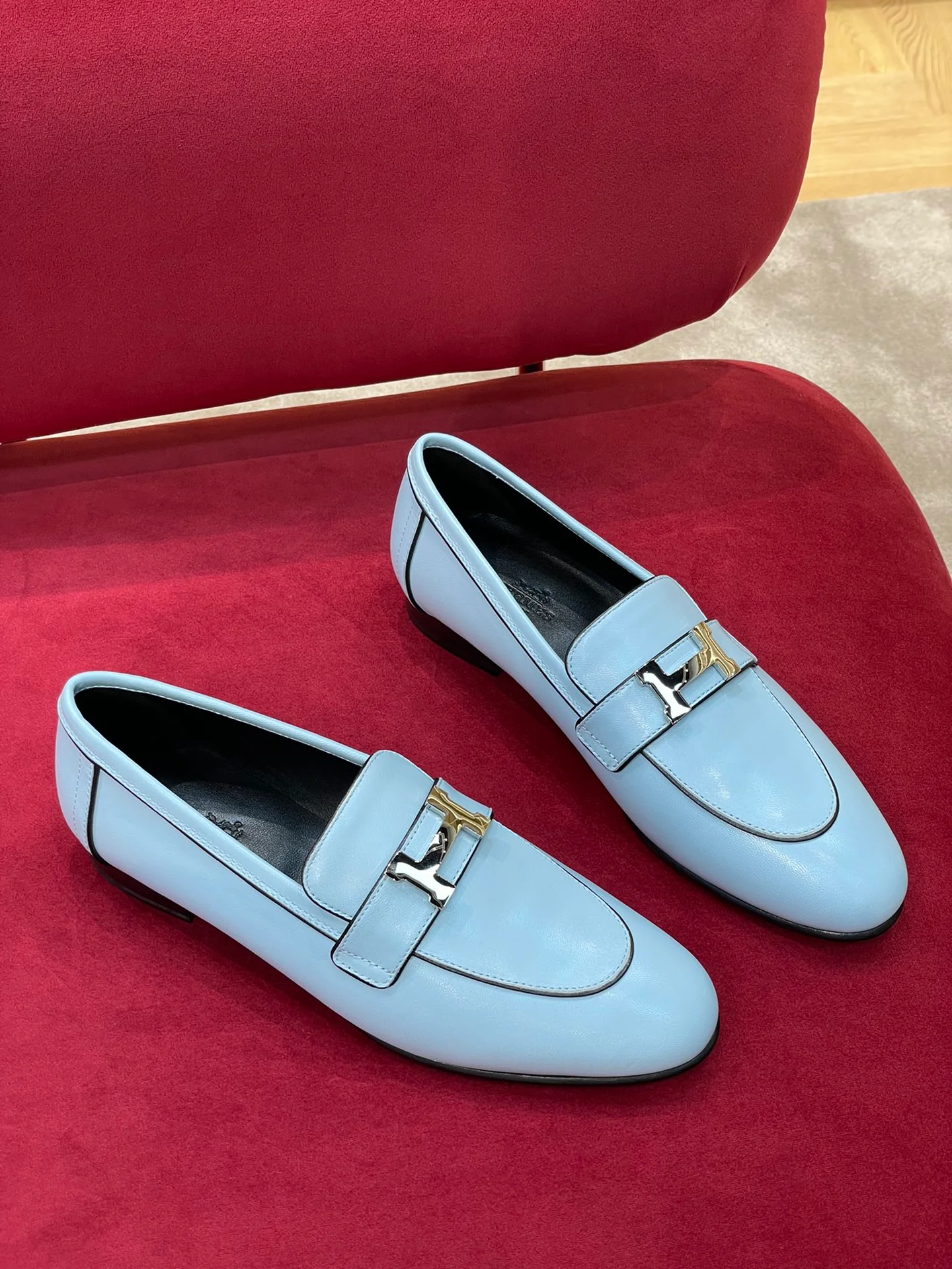 Hermes, новый цвет 2022 года - классические лоферы с пряжкой в ??виде буквы H.