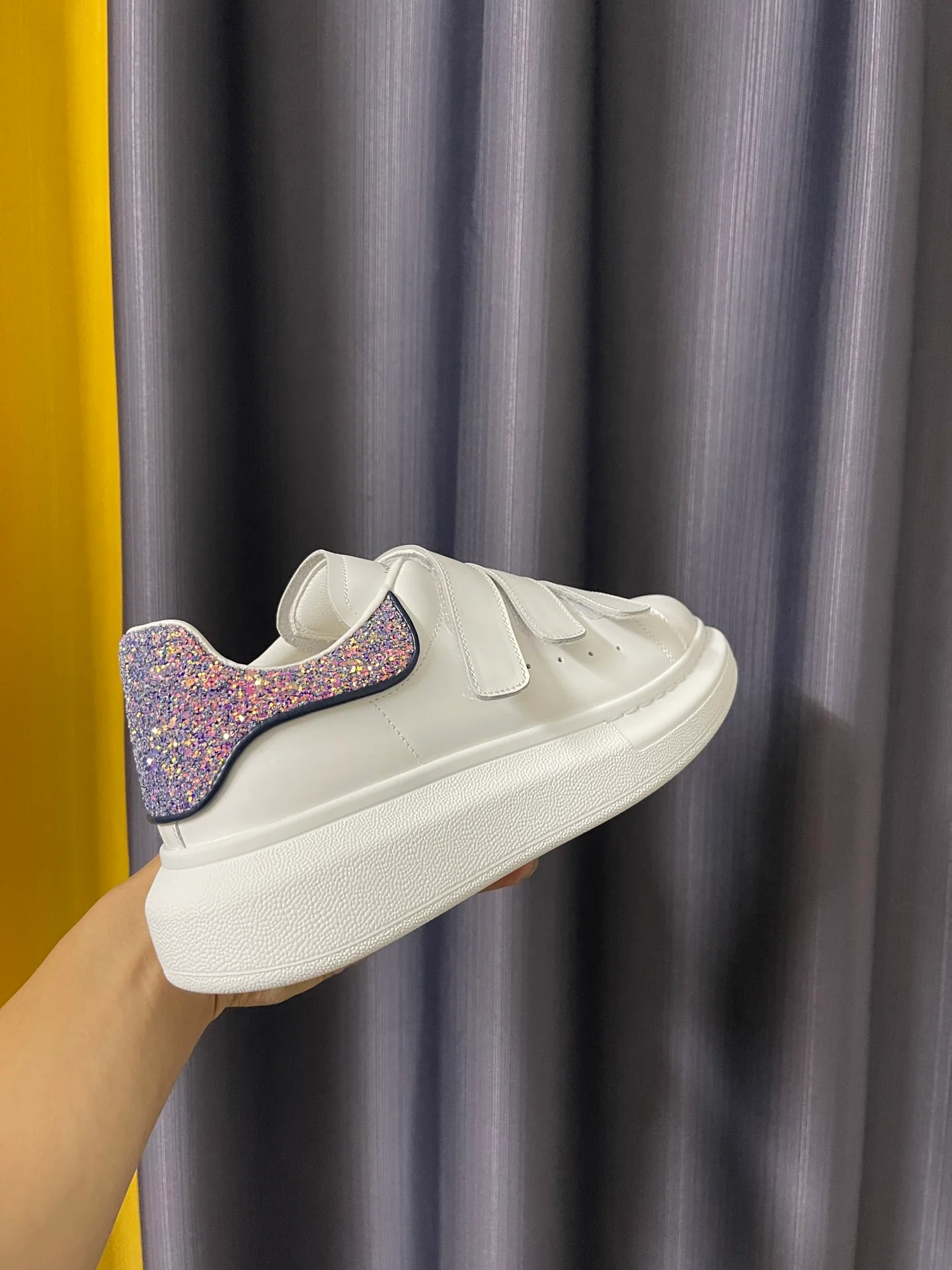 Классические белые кроссовки McQueen - унисекс - дизайн 