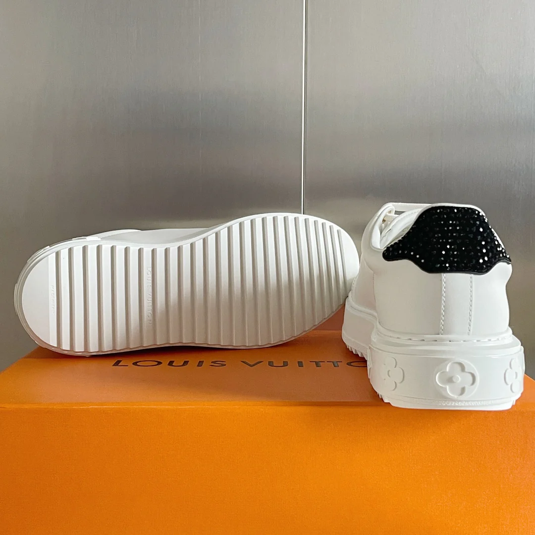 Кроссовки LV 2023 New Time Out Series на платформе со стразами, белые, с черной задней частью.