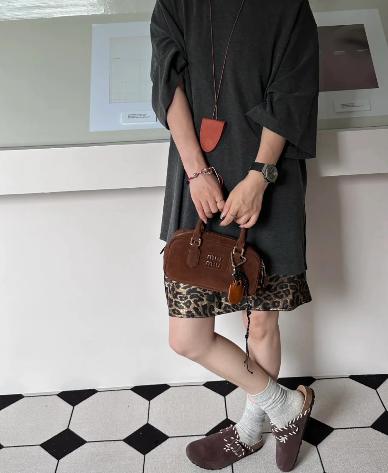 Сумка-боулинг Miu Miu из замши, маленькая, коричневая, излучает роскошь при ношении.