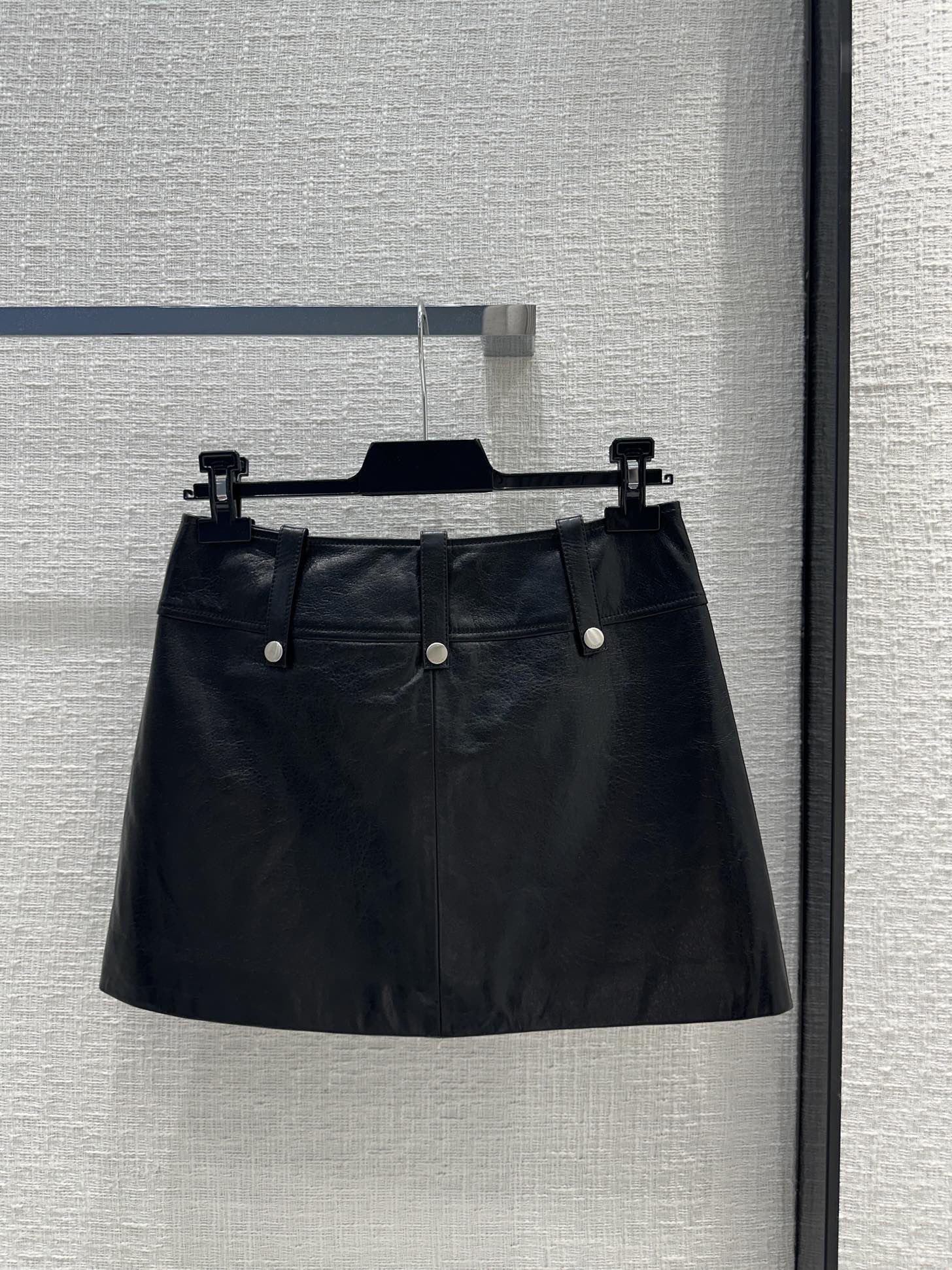 Новинка сезона весна/лето 2024 от Celine - юбка из овечьей кожи в стиле панк - 1