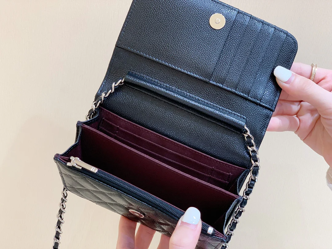 Мини-сумка Chanel WOC из черной зернистой кожи с серебряной пряжкой, 15 см.