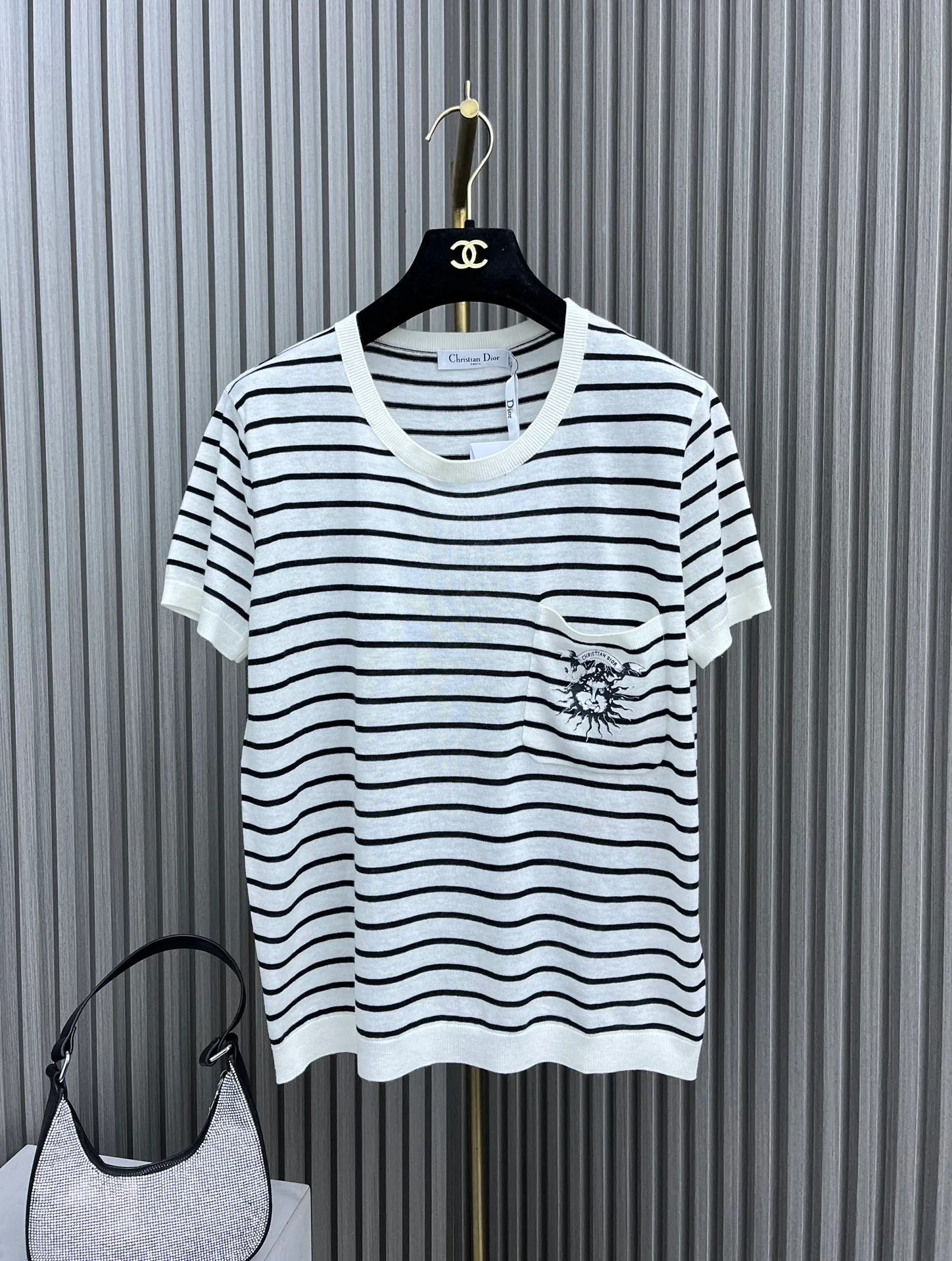 Dior - 2403-24 Новинка: Трикотажная футболка с коротким рукавом и карманом в полоску