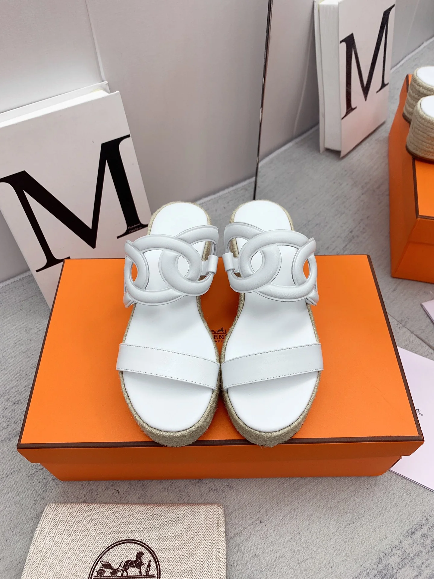 Новинка осенне-зимней коллекции Hermes 2022 — шлепанцы на платформе с отделкой из веревки цвета клубники.