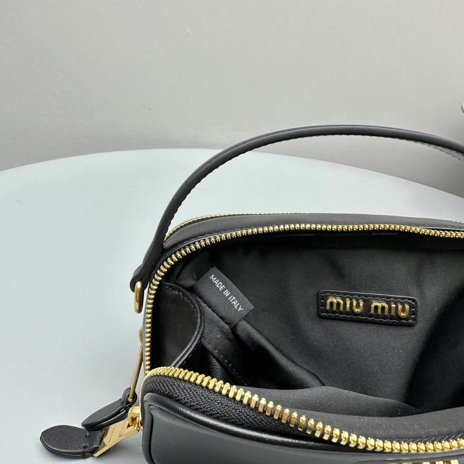 Сумка/кроссбоди для фотоаппарата Miu Miu из осенне-зимней коллекции - полностью кожаная, черная.