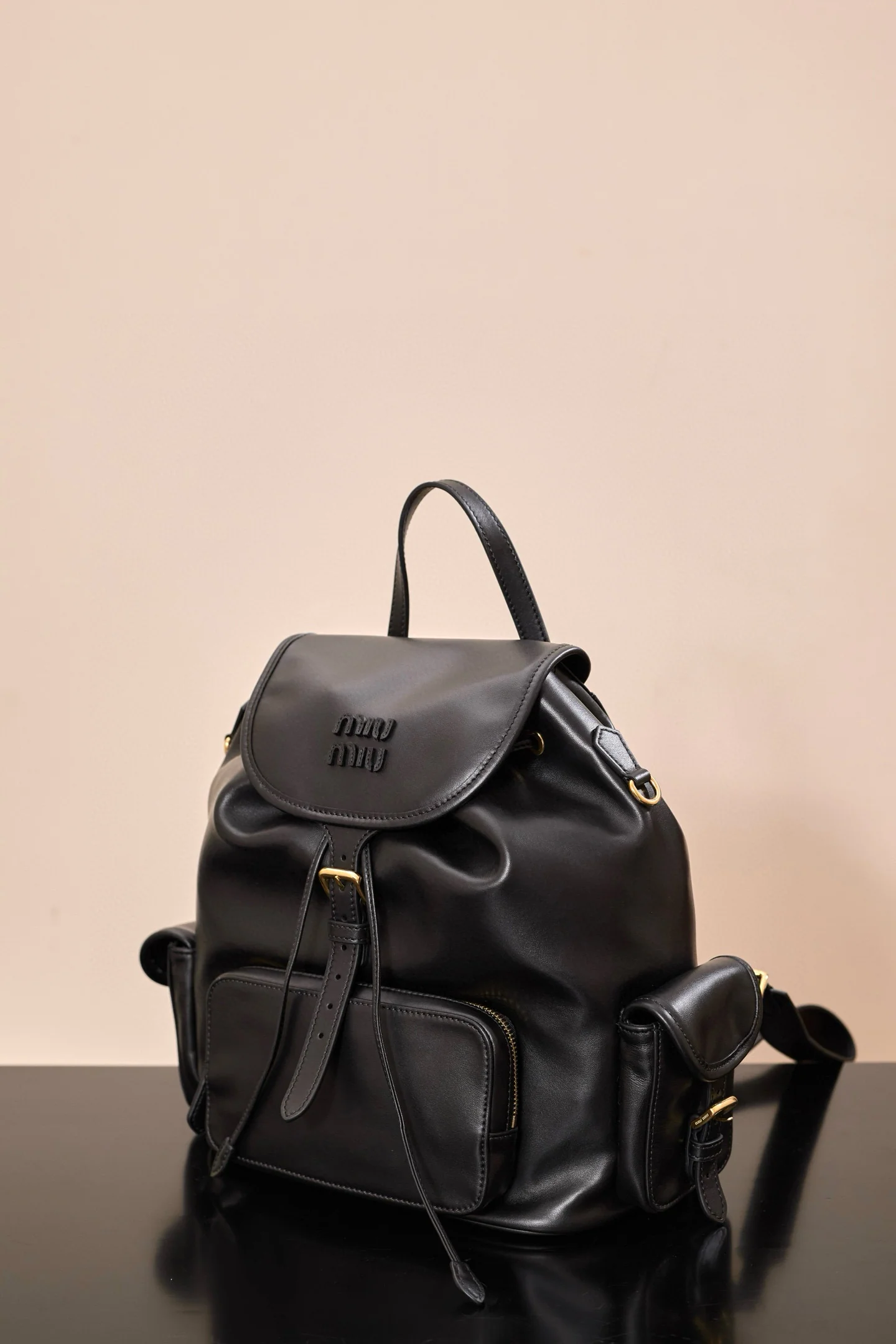 Рюкзак Miu Miu-5bz042m1880 из черной кожи.