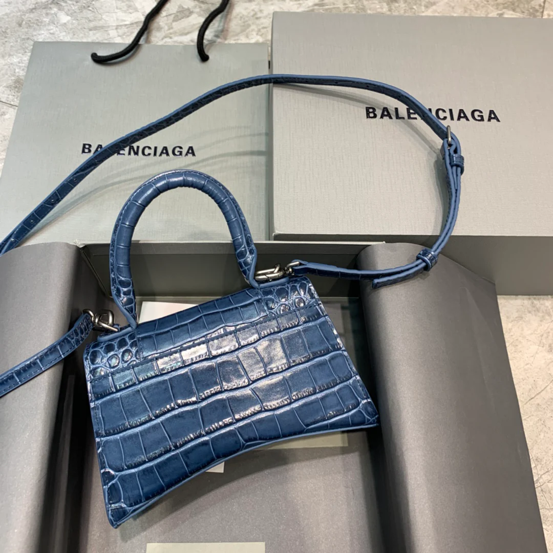 Сумка Balenciaga Hourglass, размер XS, цвет королевский синий, с крокодиловым рисунком.