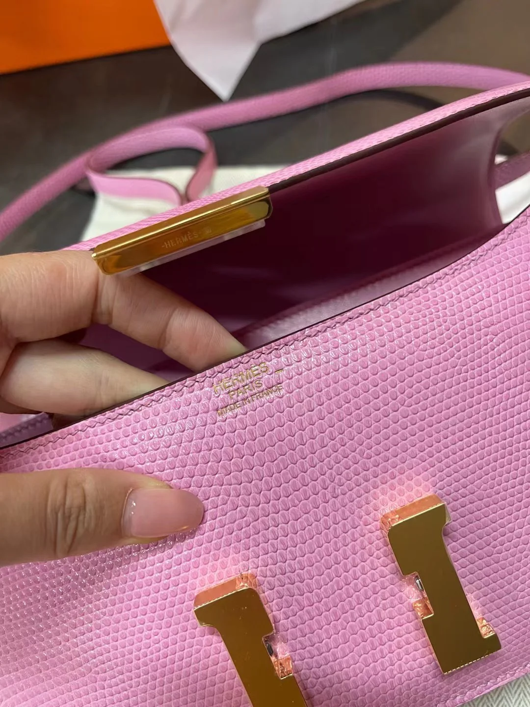 Пряжка Hermes Constance 26 Elan с изображением ящерицы и розовым золотом