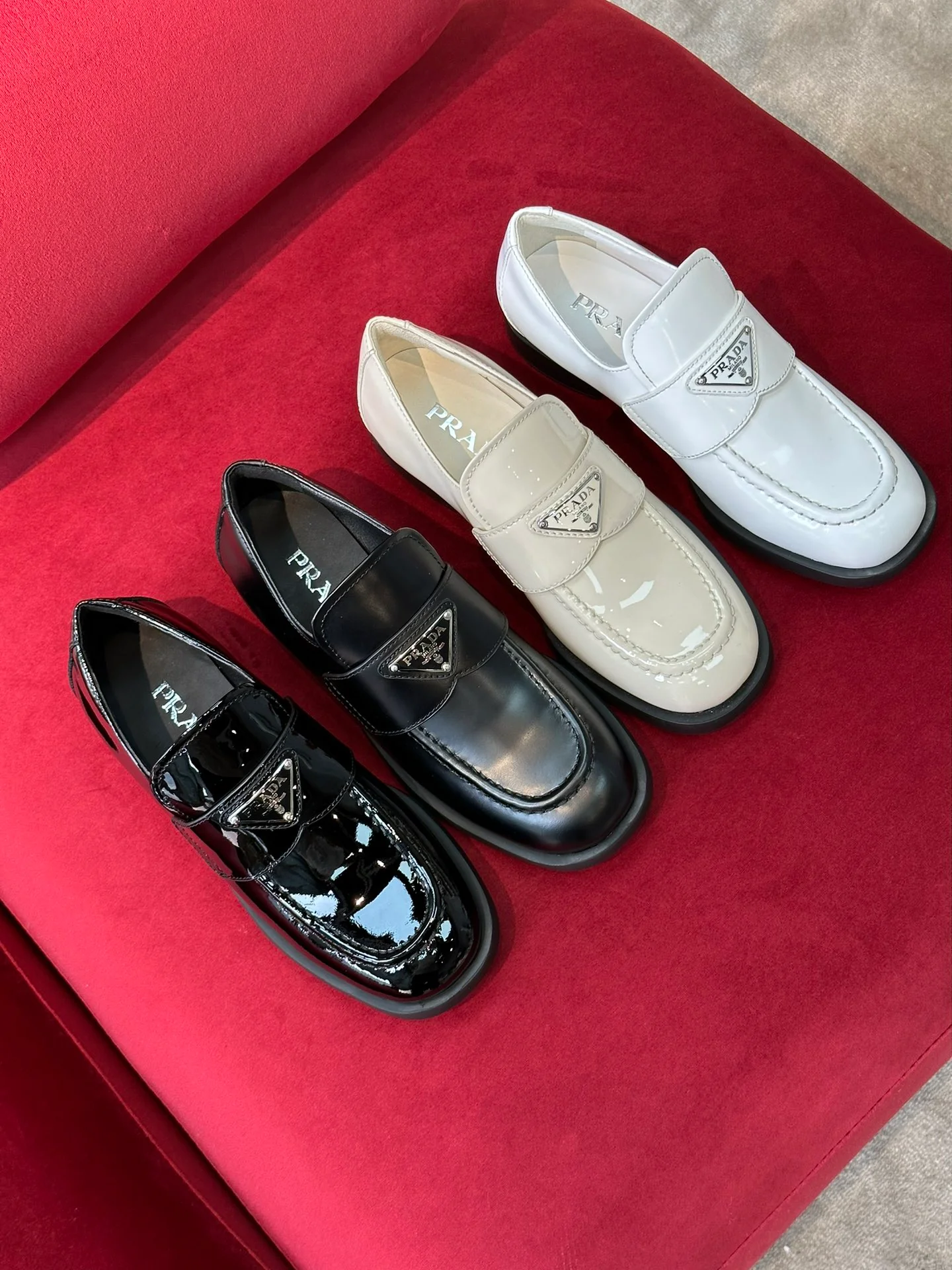 Кожаные лоферы Prada 2024 — изображение из коллекции