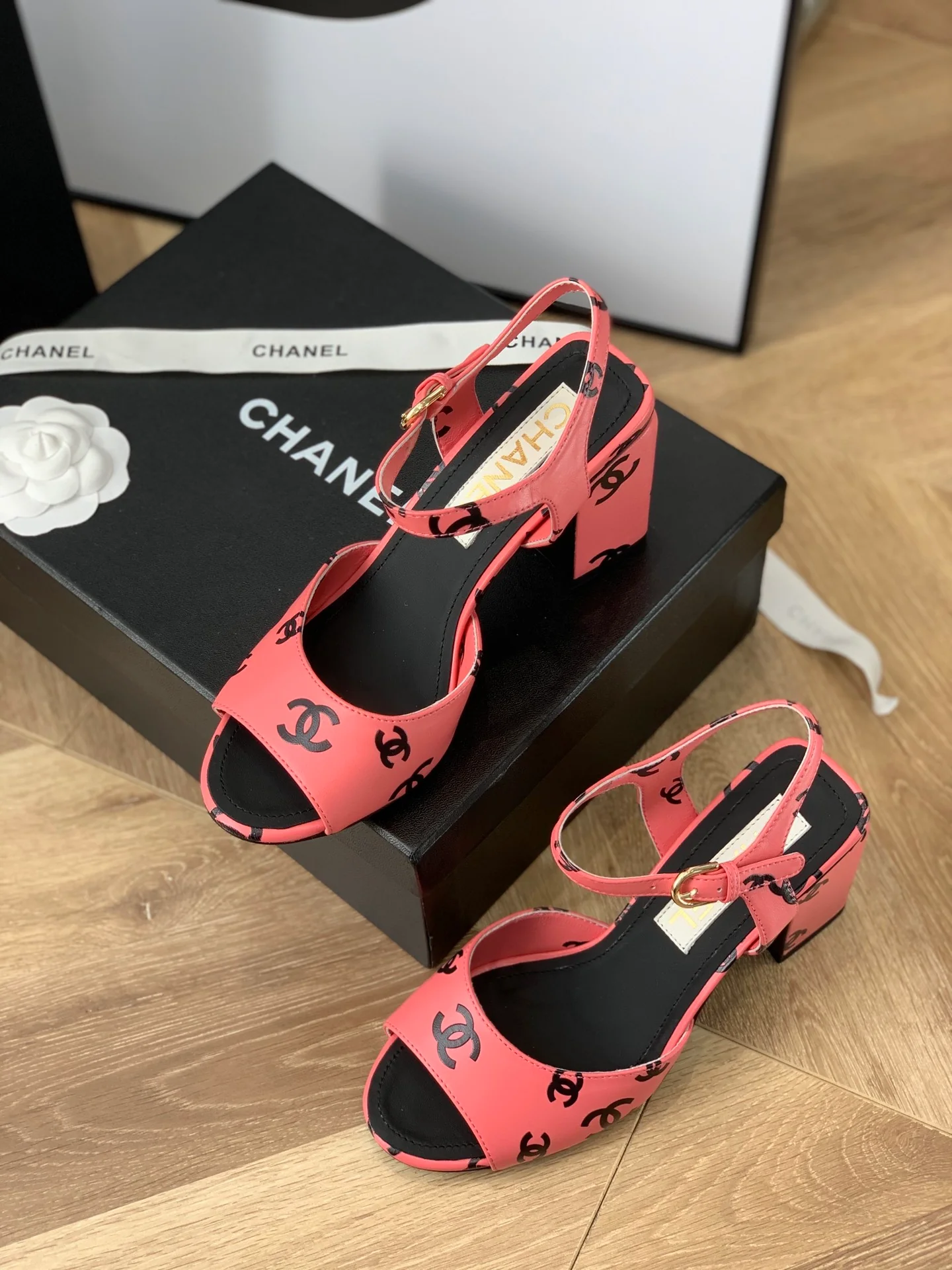 Сандалии Chanel на массивном каблуке