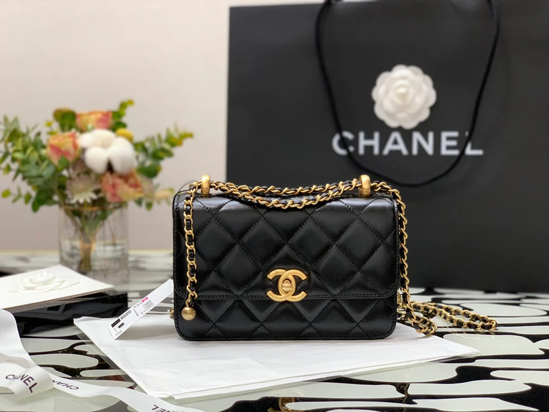 Сумка Chanel Double Gold Ball Flap Bag - 19 см - из черной овечьей кожи с золотой фурнитурой.