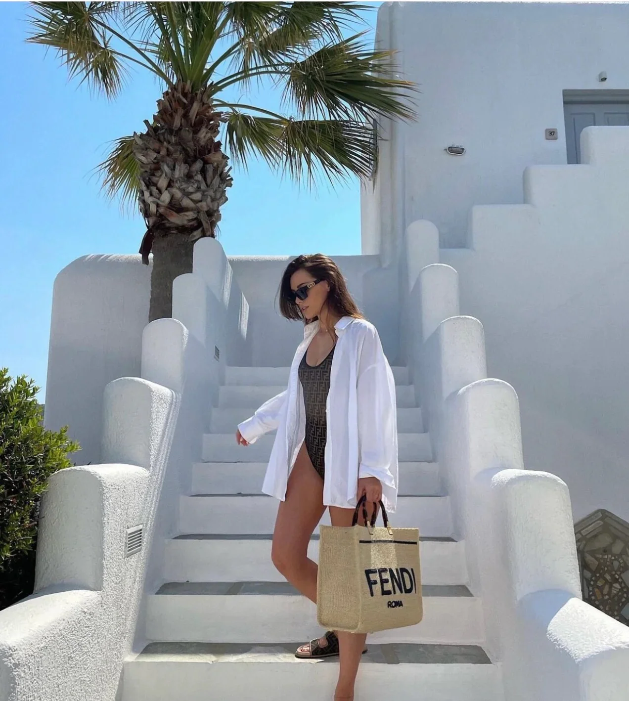 Сумка-шоппер Fendi Sunshine ручной работы из соломы — фото в ней.