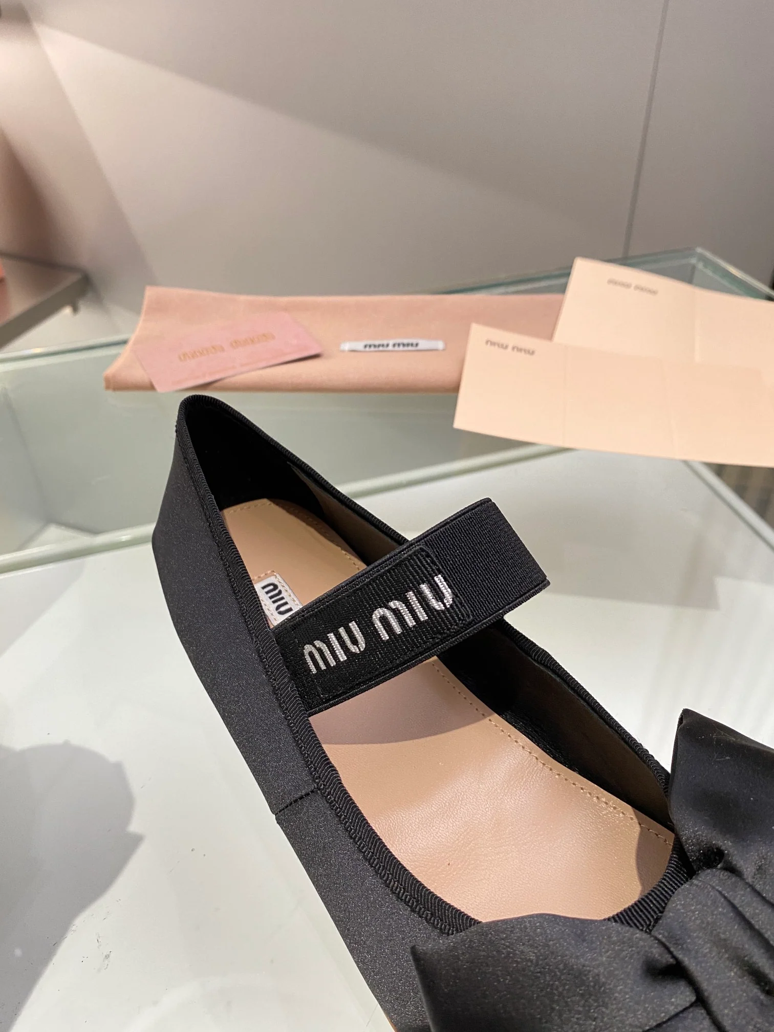 Новинка весны 2022 года от Miu Miu - Балетки с бантом - Черные