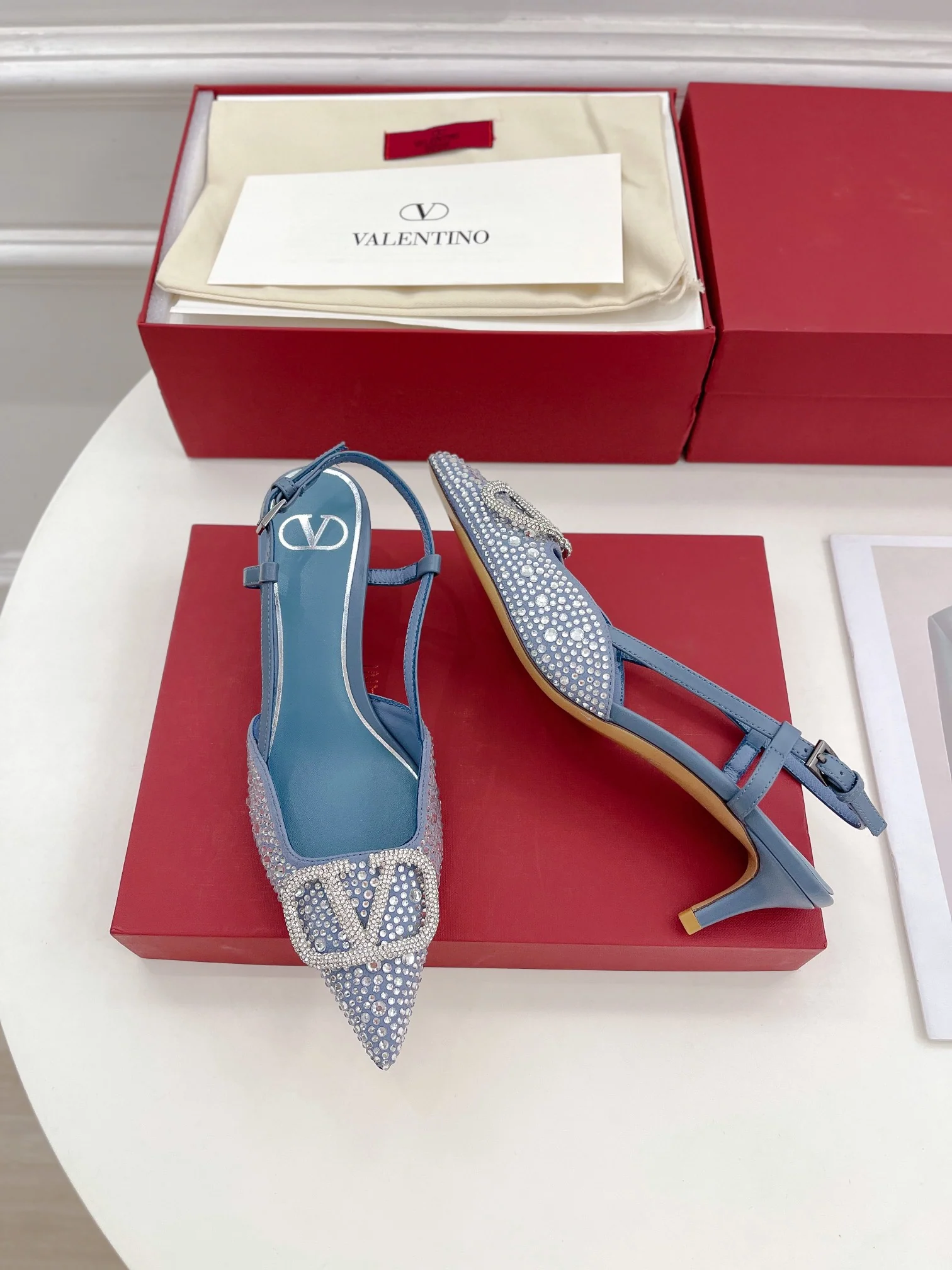 Новинка лета 2023 от Valentino - Серия Roman Stud - Сандалии со стразами - 4-5 см - Светло-голубые