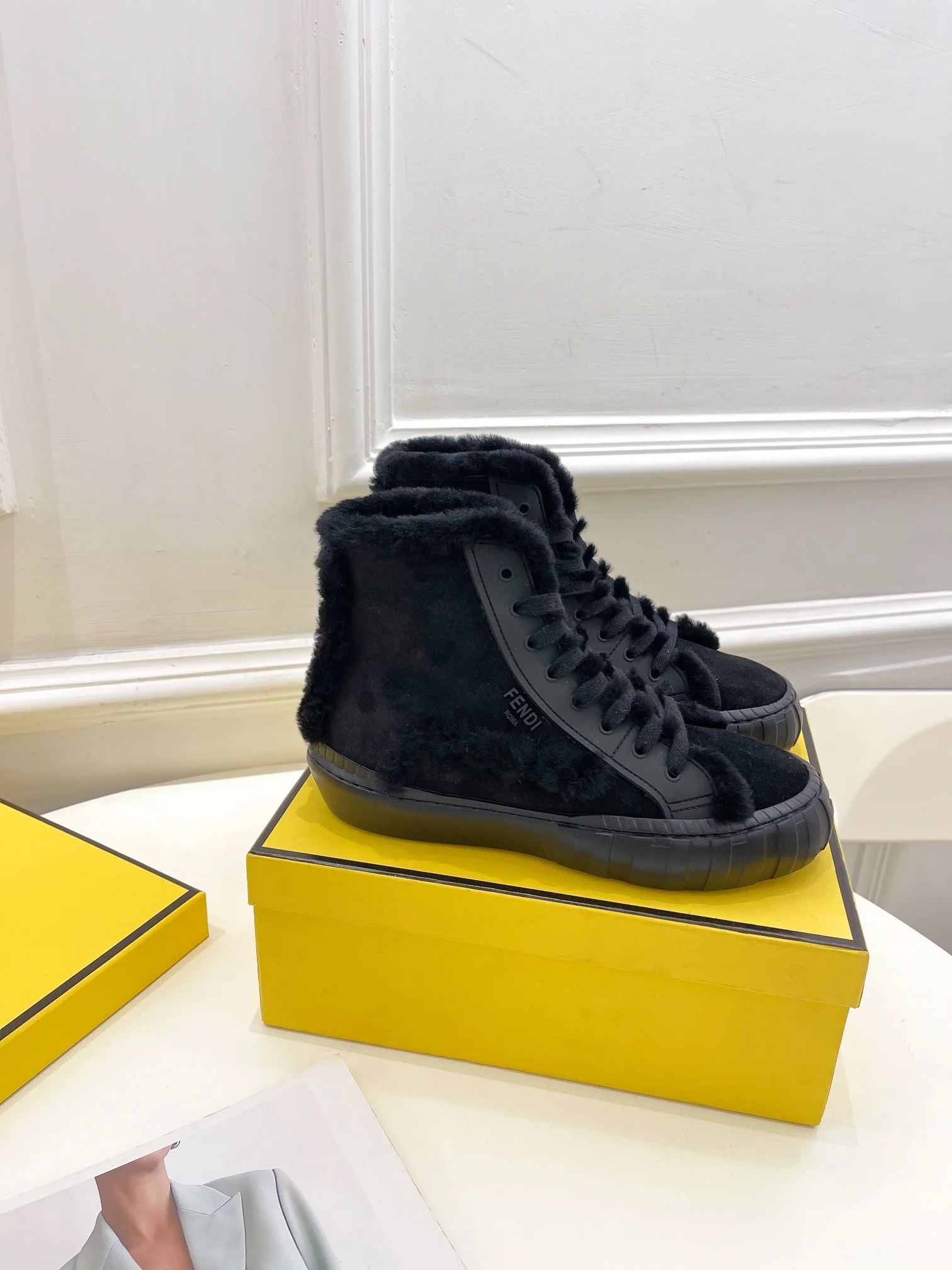 Fendi - Британский стиль - Ботинки Martin на меховой подкладке - Черные