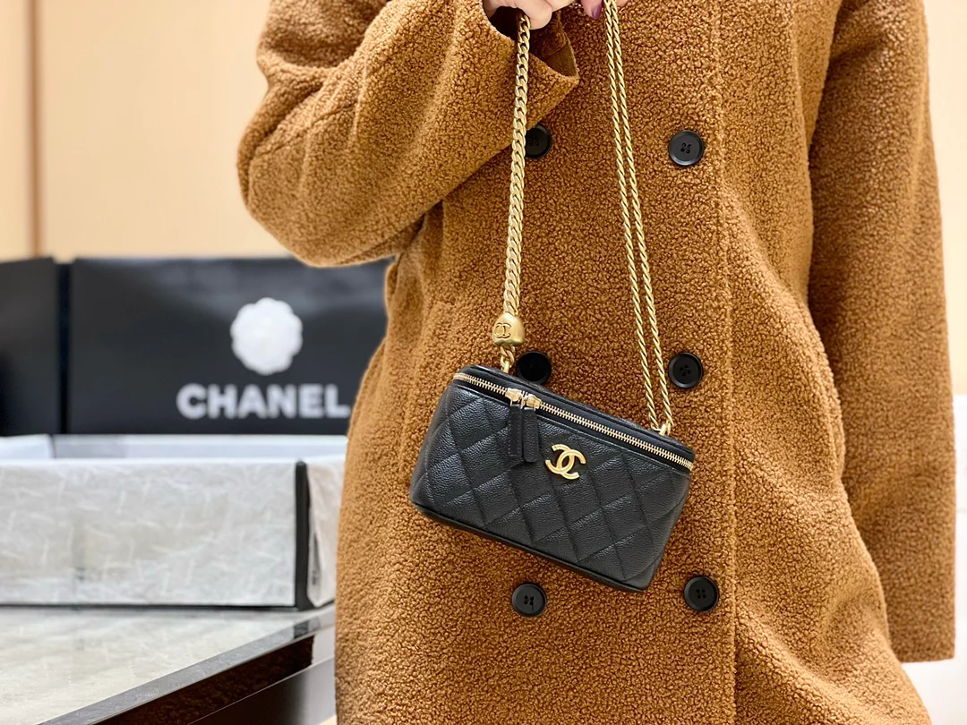 Новинка сезона весна/лето 2023 от Chanel - Длинная сумка-коробочка в форме сердца - 17 см - Черная - На фото: В образе.