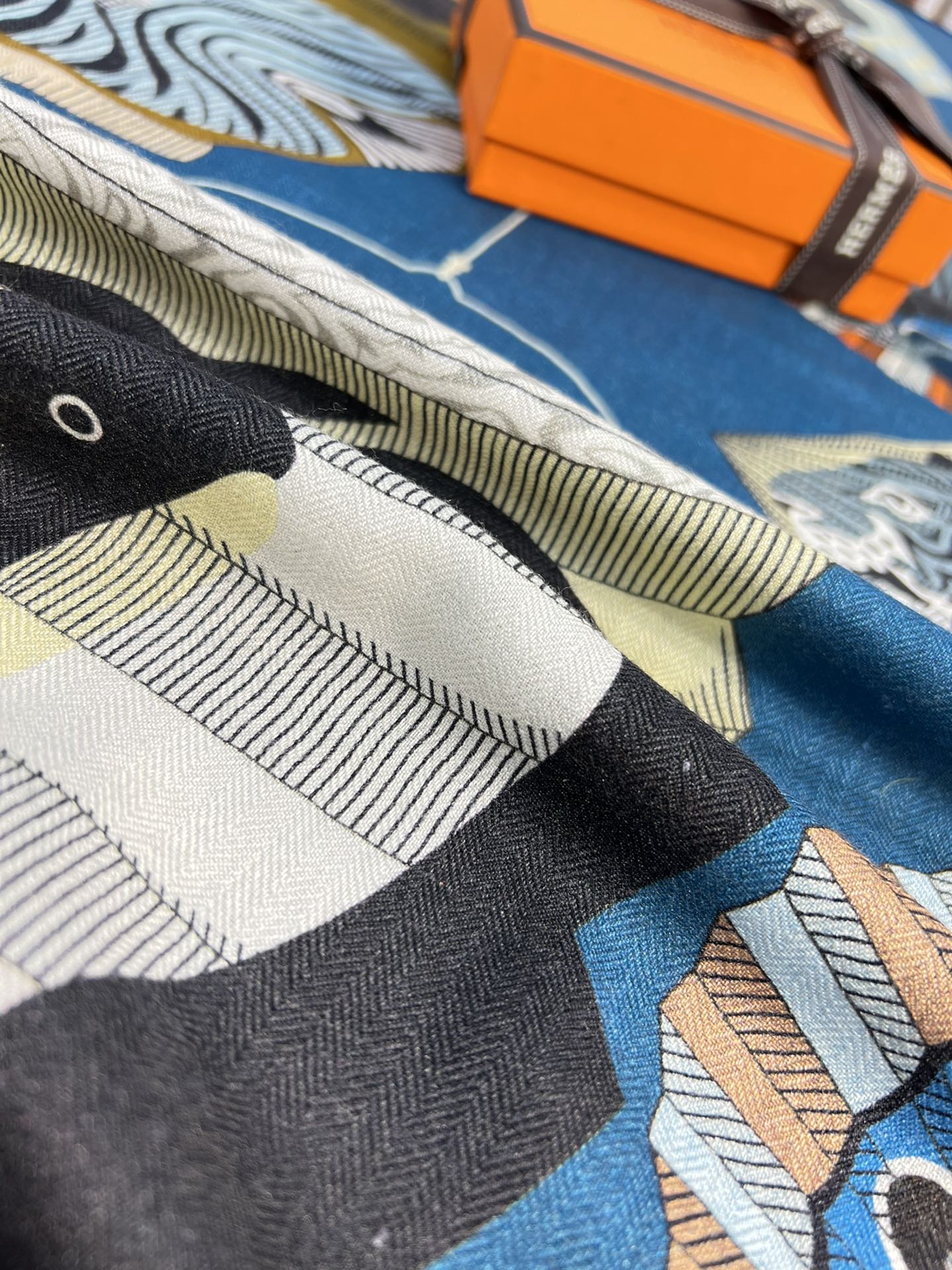 Большой двусторонний бархатный шарф Hermes - 140 см - 003