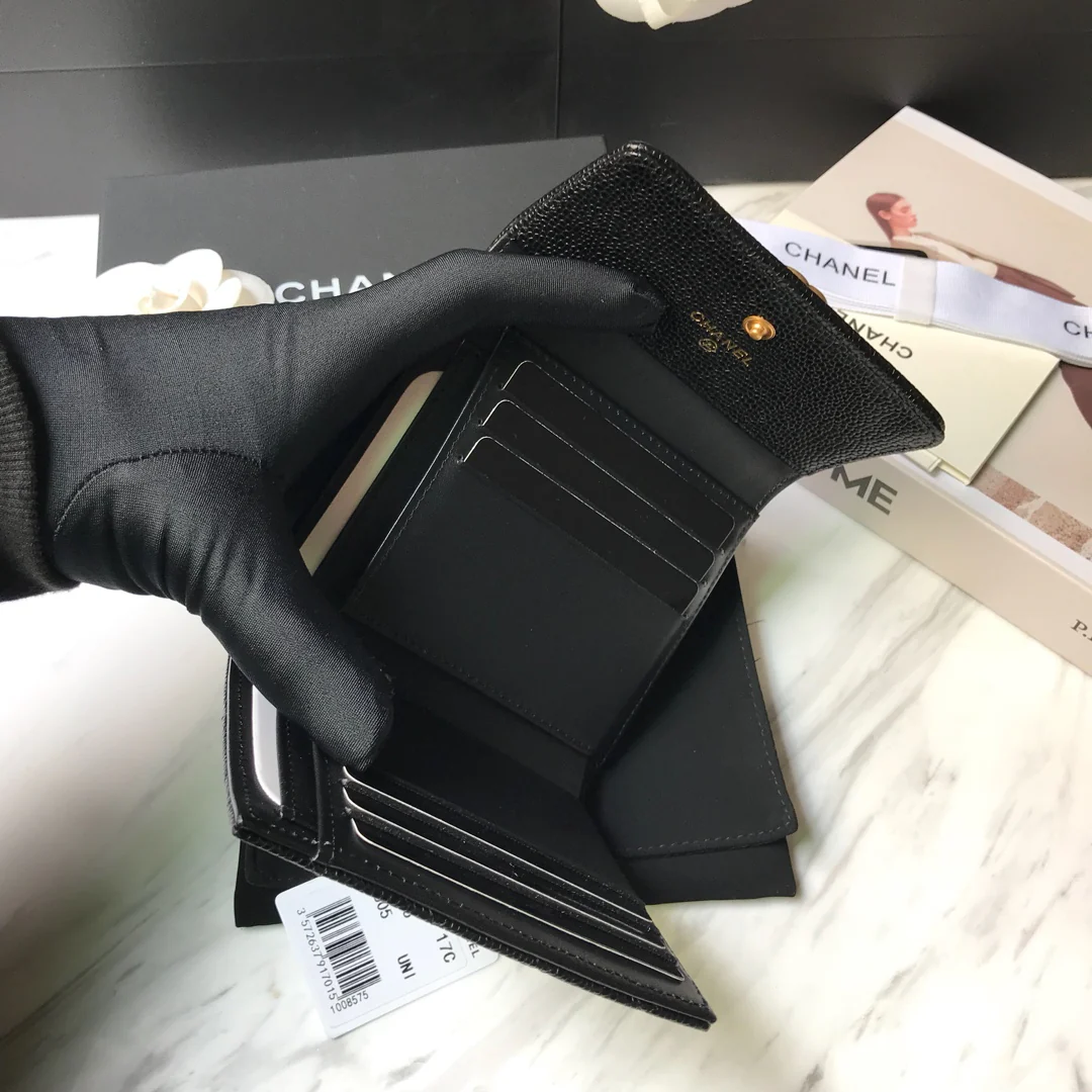 Короткий трехсекционный кошелек Chanel Le Boy - черная кожа цвета личи с золотой пряжкой