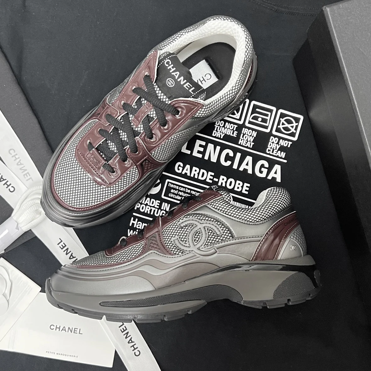 Круизная коллекция Chanel 2023 — Подиумная коллекция — Кроссовки — Черно-красные