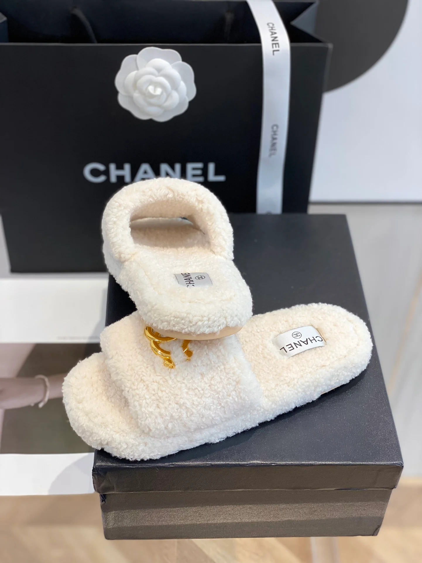 Новые модели шлепанцев Chanel 2022 года - синхронизация с официальным сайтом