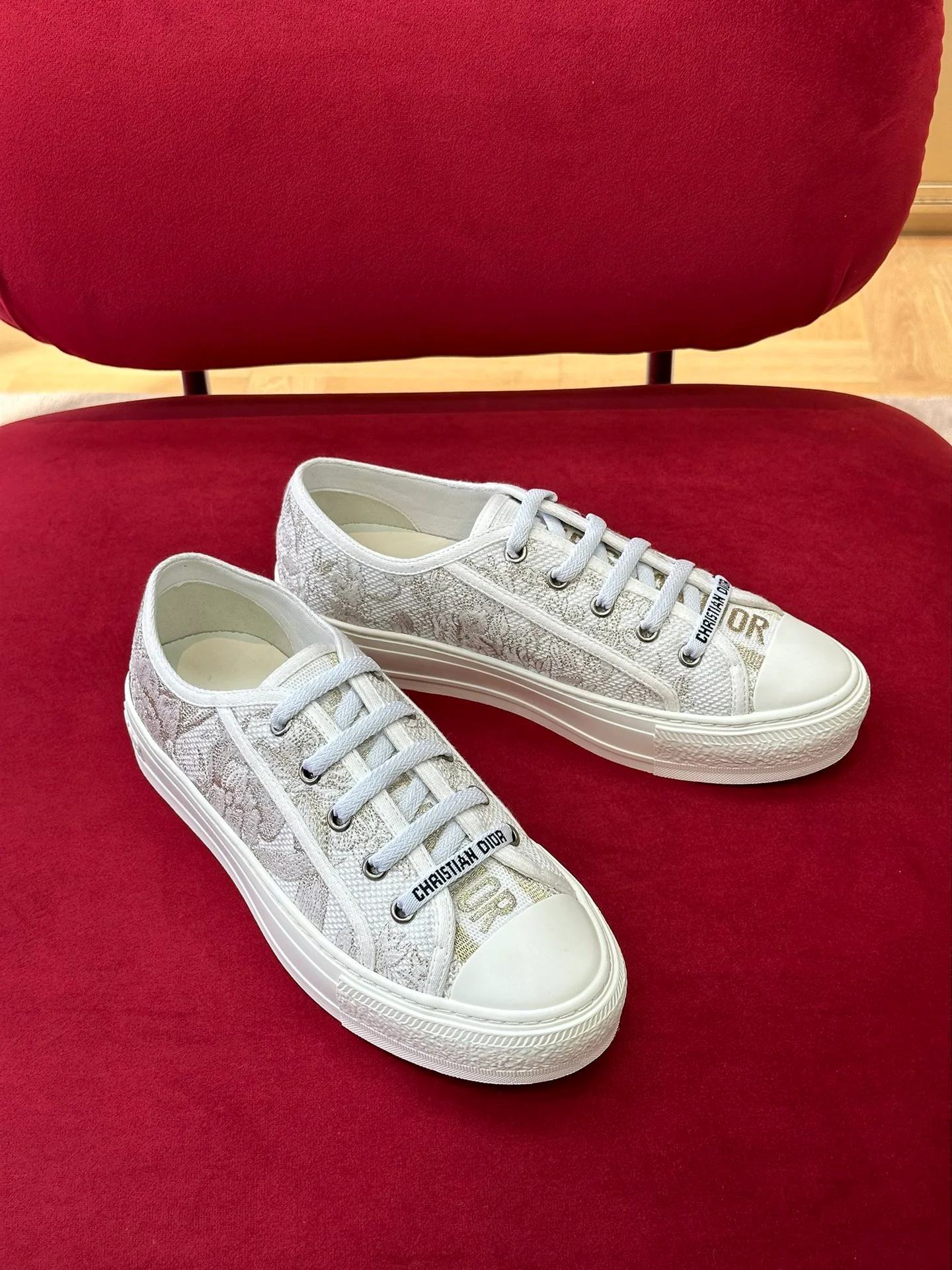 Кроссовки Dior весна/лето 2023, новый цвет - вышитые - белые