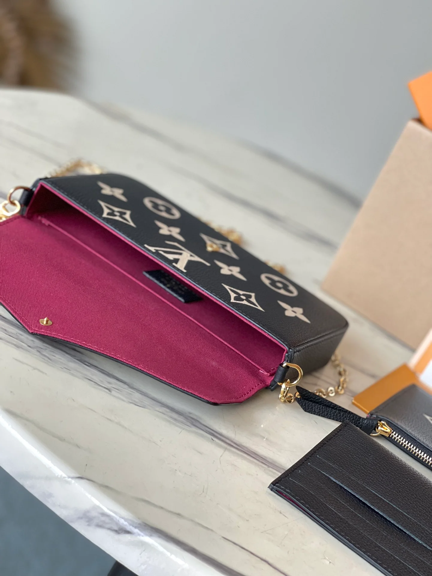 m64064-LV-pochette-felicie-empreinte сумка через плечо с тиснением - черная сетчатая версия